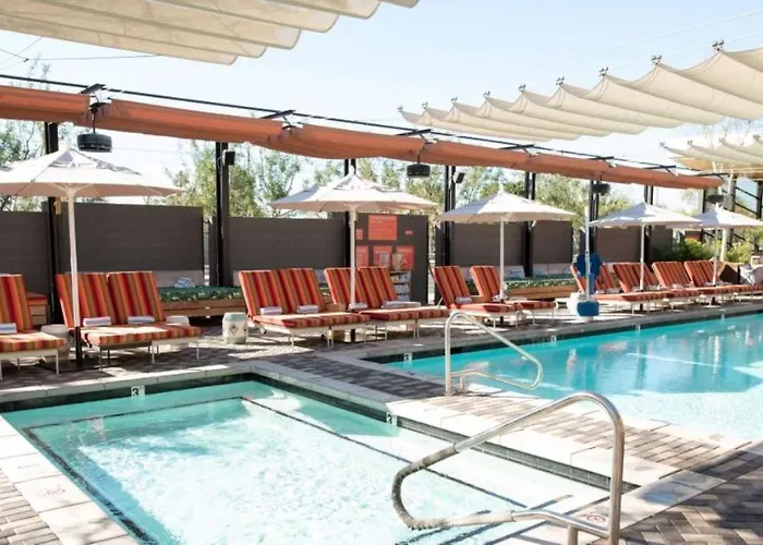 Rise Uptown Hotel 4*