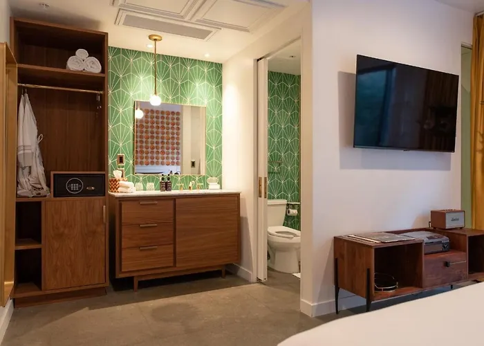 Rise Uptown Hotel 4*