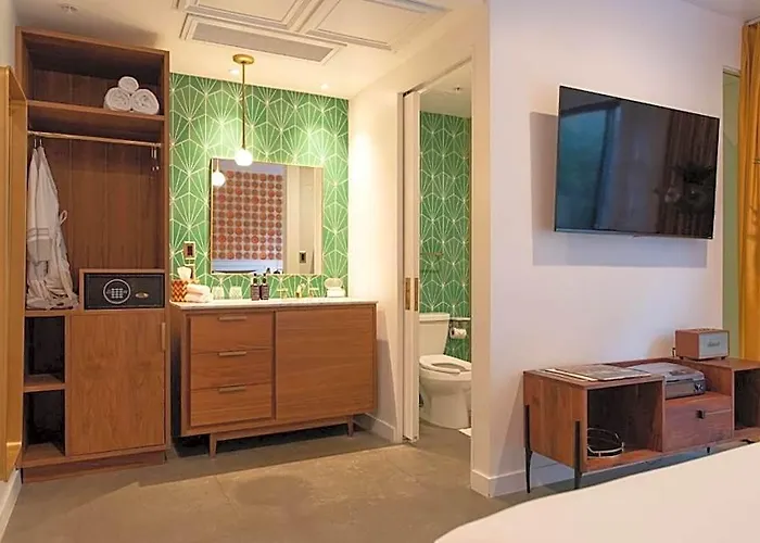 Hotel Rise Uptown