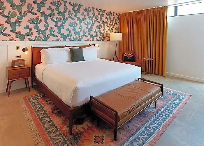 Rise Uptown Hotel 4*